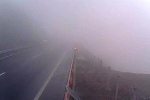 冬日駕車出行遇到團霧怎么辦？學會這7招或許能保命！