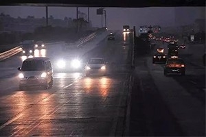 夜間開車老司機都懂：走灰不走白，見黑停下來！