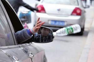開車時這個小動作要當(dāng)心！雖然不起眼但后果很嚴(yán)重！
