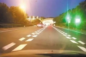 跑高速，遇到這種魚骨狀標(biāo)線千萬要注意
